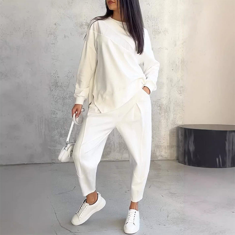 Conjunto femenino compuesto por una blusa de manga larga y pantalones con bajo irregular.-ES