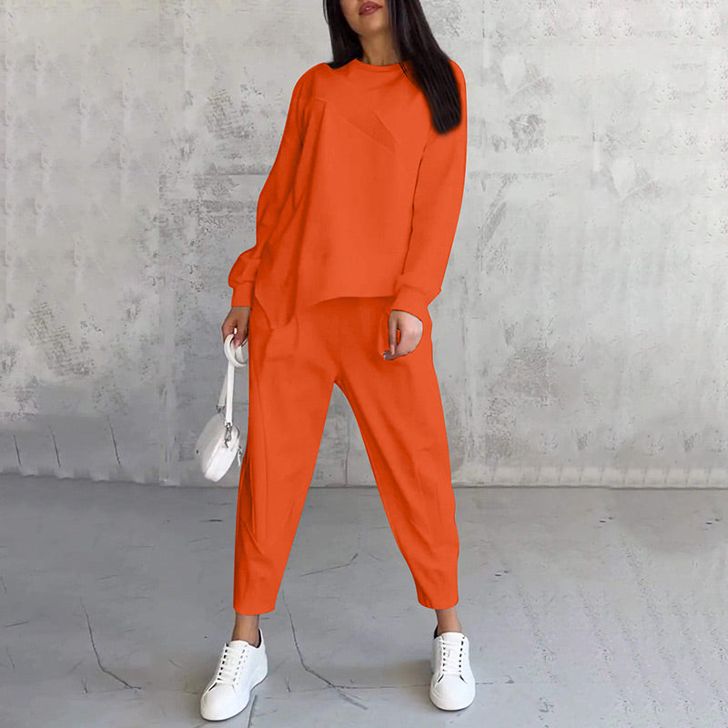 Conjunto femenino compuesto por una blusa de manga larga y pantalones con bajo irregular.-ES