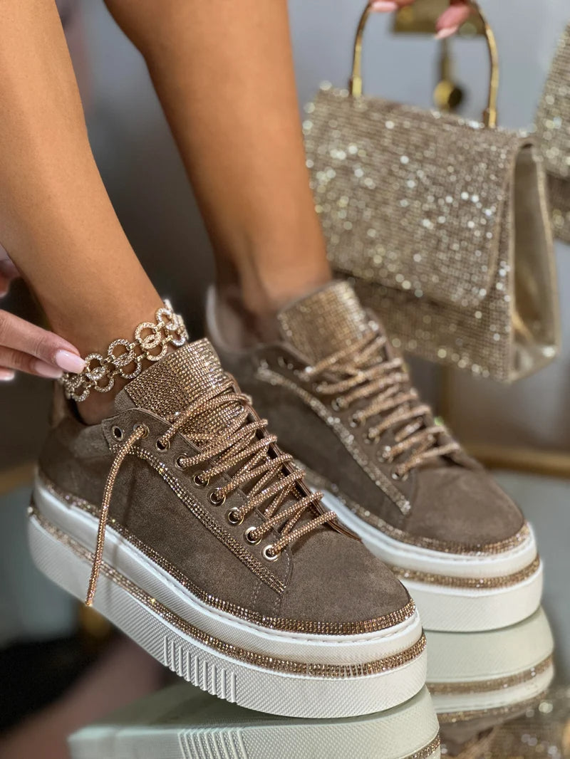 Zapatillas de ante con pedrería y cordones-ES