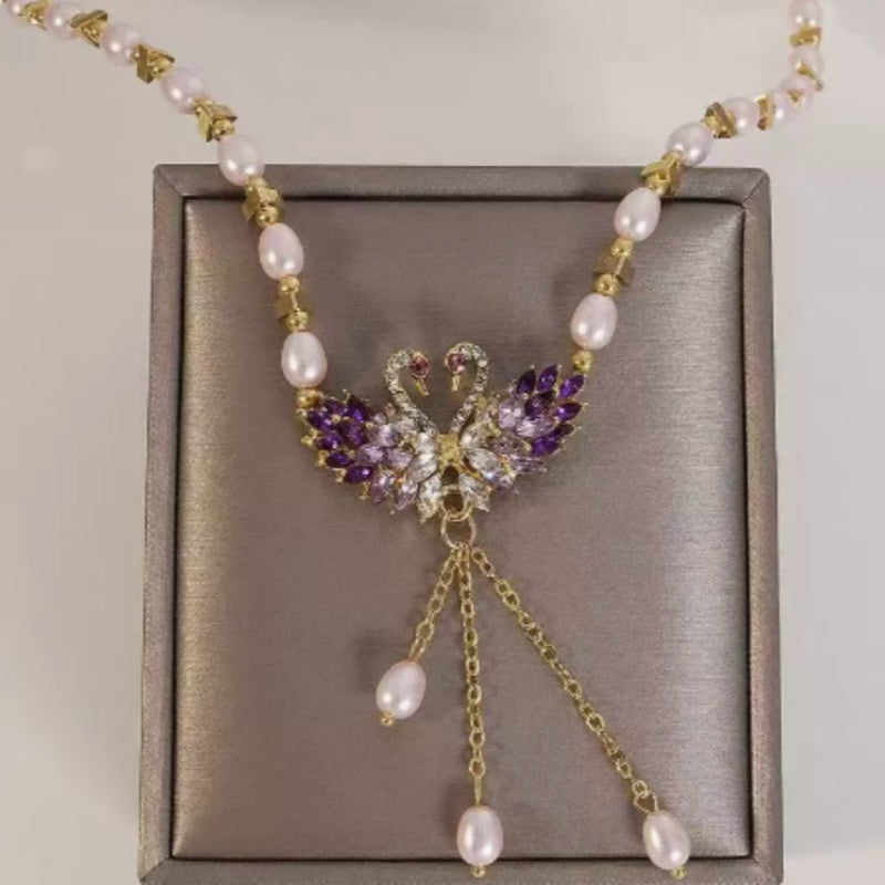 Collar doble de cisnes con colgante en color morado.-ES